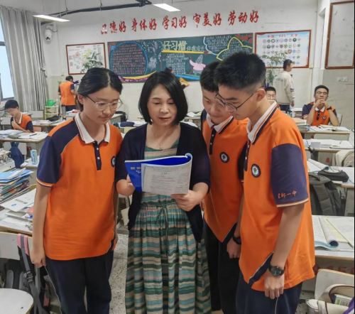 潛心耕耘 默默奉獻(xiàn)